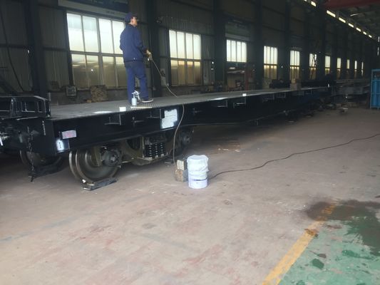 Επίπεδο βαγόνι εμπορευμάτων βαγονιών εμπορευμάτων εμπορευματοκιβωτίων σιδηροδρόμων που φορτώνει τα πολλαπλάσια φορτία